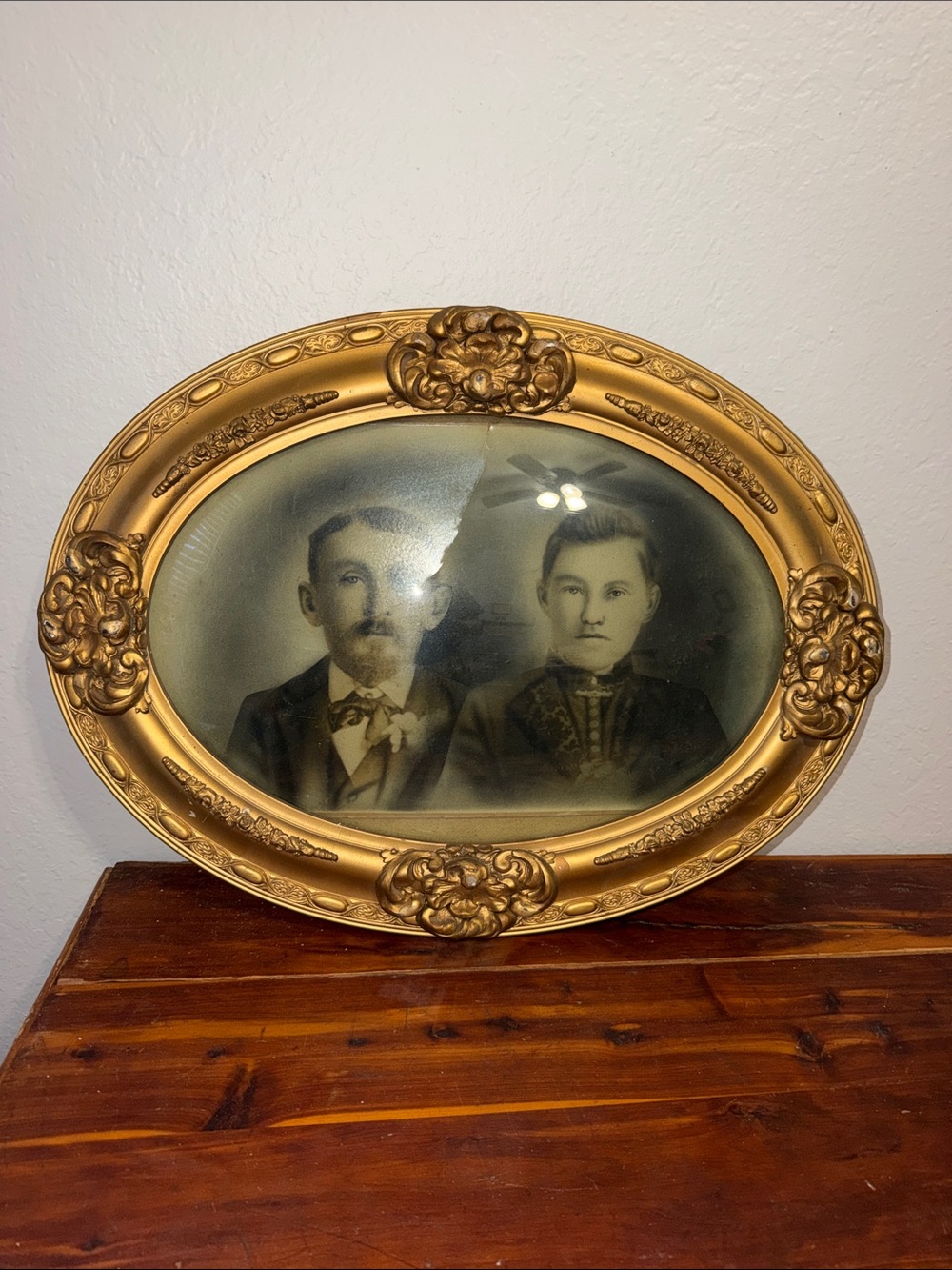 antique Victorian Edwardian oval picture frame ornate gold-toned gesso bubble